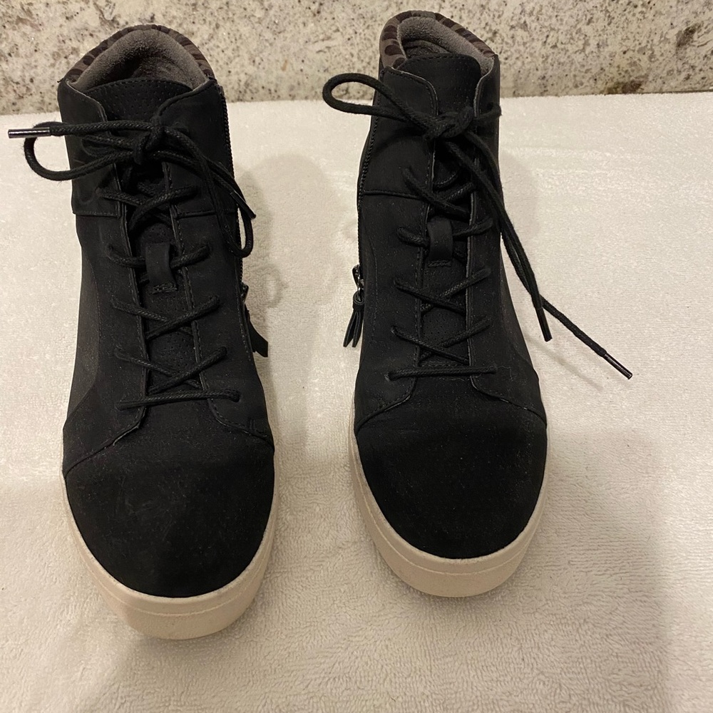 WORN  ONCE DR SCHOLLS BLACK NUBUCK SNEAKER BOOTIE SZ 8. LACE UP FRONT ZI…